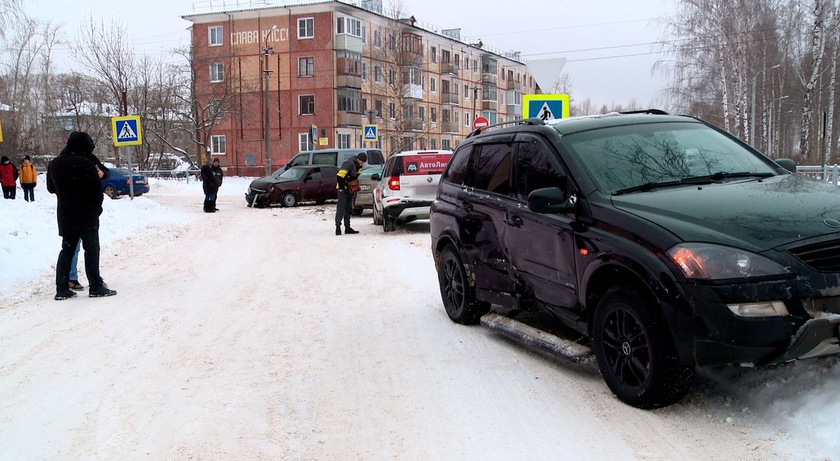 Днем 26 января в Коряжме произошло несколько ДТП | 26.01.2024 | Коряжма -  БезФормата