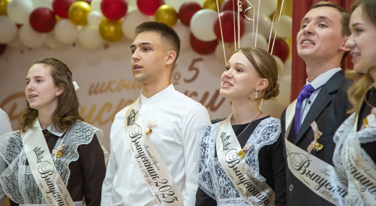 Эмоции, школьный вальс и последний звонок | 19.05.2023 | Коряжма -  БезФормата