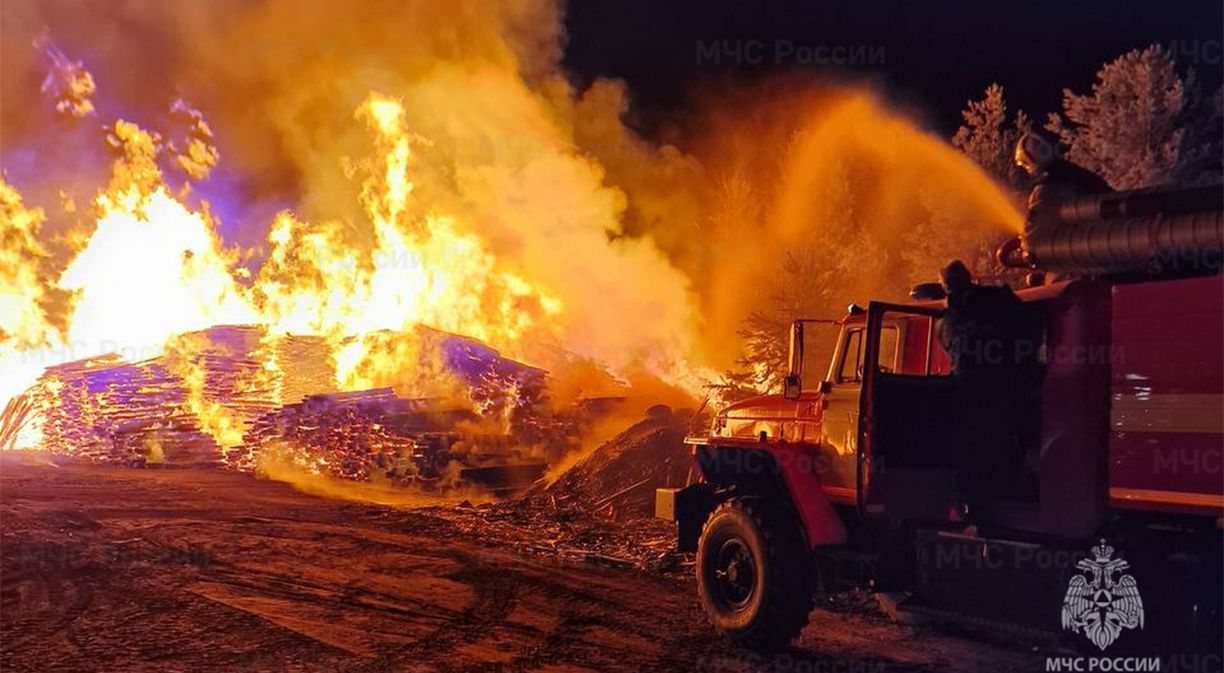 Около Вычегодского горели старые шпалы | 20.04.2023 | Коряжма - БезФормата