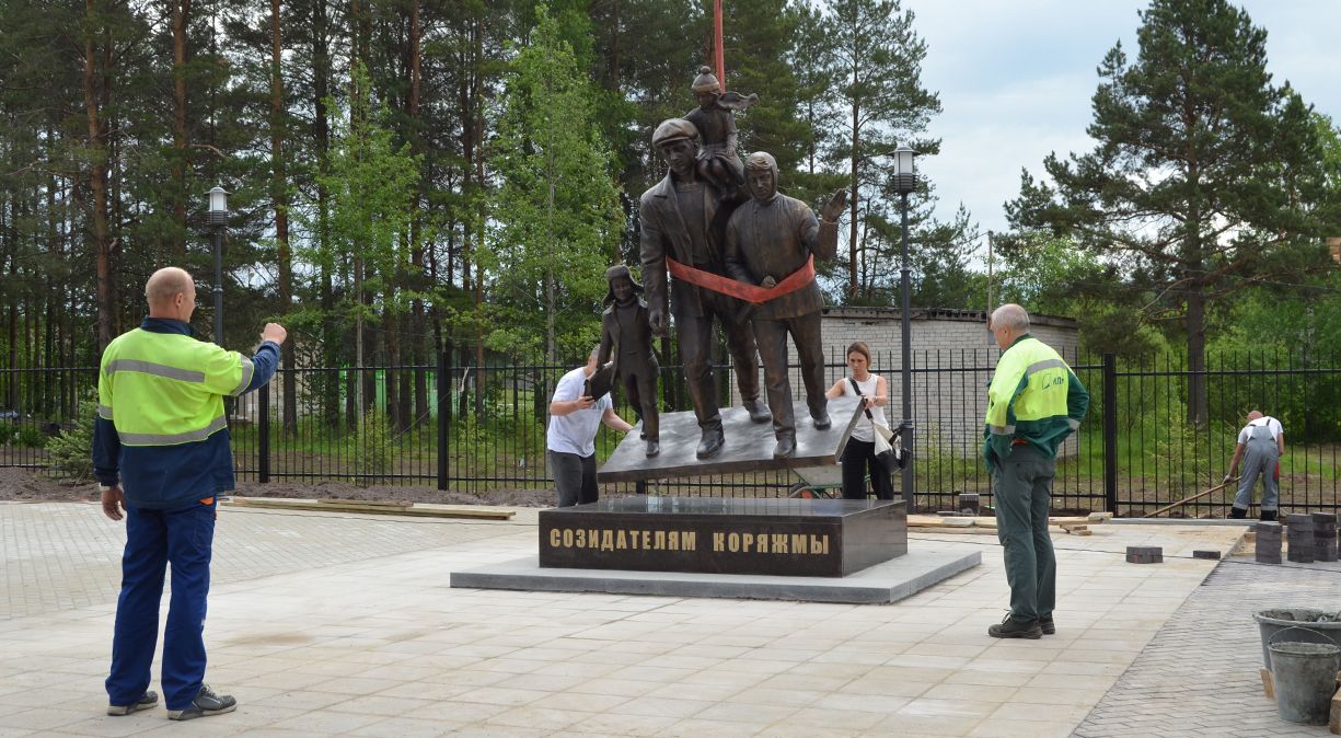 Созидатели города. Памятник созидателям Коряжмы. Памятник созидателям города Коряжмы Архангельской. Памятнику пограничникам Коряжма. Памятник ВДВ В Коряжме.