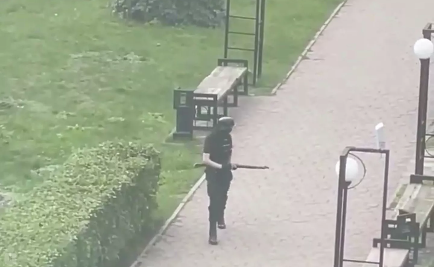 Стрелок в Перми в университете. Теракт в Перми фото перешагивает через турникет. Крокус нападение стрельба