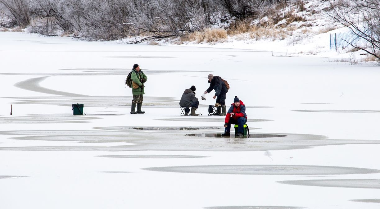 Вскрытие льда на реке. Рыбалка в ледоход. Работа спасателей в период ледохода. Клёво гид приложение рыбалка.