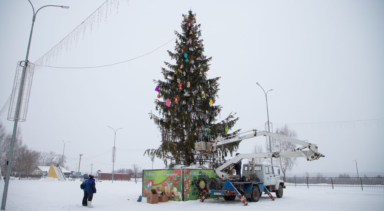 В Волжске дети сделали новогодние игрушки для городской елки